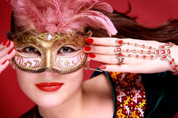 Девушка в маскарадной маске