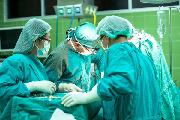 Женщина хирург в операционной