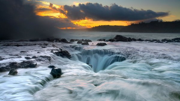 Водопад в море