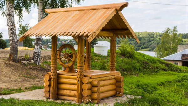 Деревянный колодец деревенский