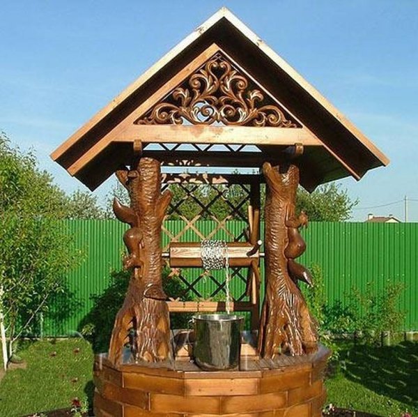 Деревянный резной колодец