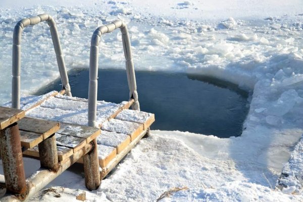 Прорубь без людей