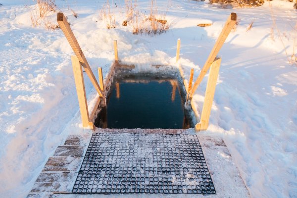 Прорубь на реке