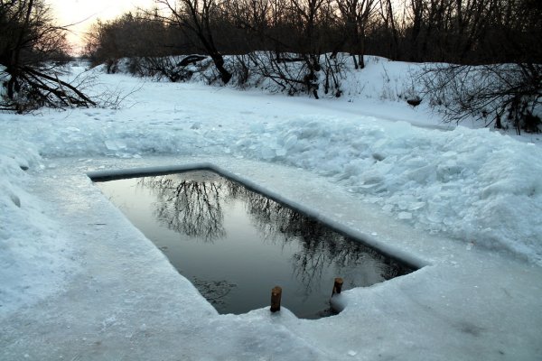 Прорубь на реке