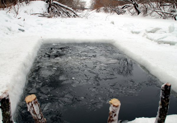 Прорубь на реке