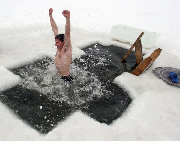 Зима прорубь