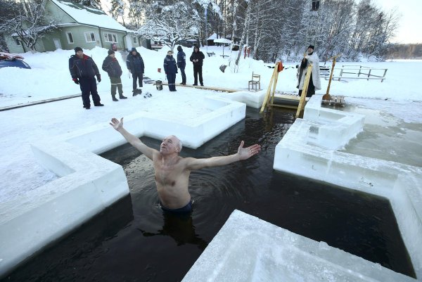 Баня на озере зимой