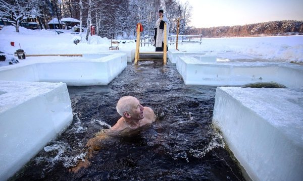 Крест на крещение в проруби