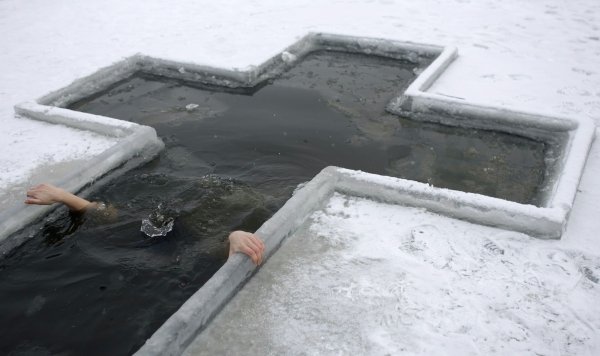 Купание в проруби на крещение 2021