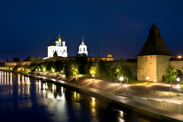 Псковский собор в Пскове ночной