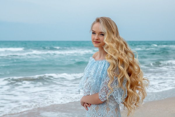 Златовласка девушка