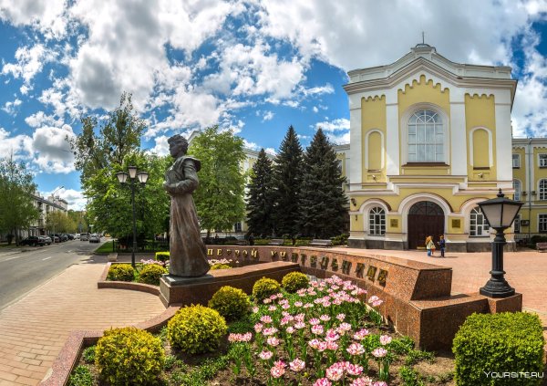 Памятник учительнице Ставрополь