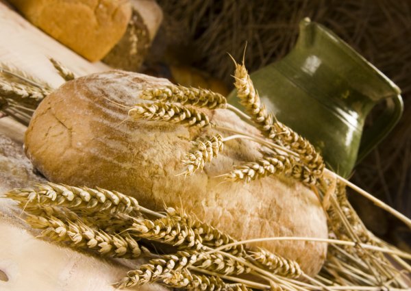 Каравай с колосьями пшеницы