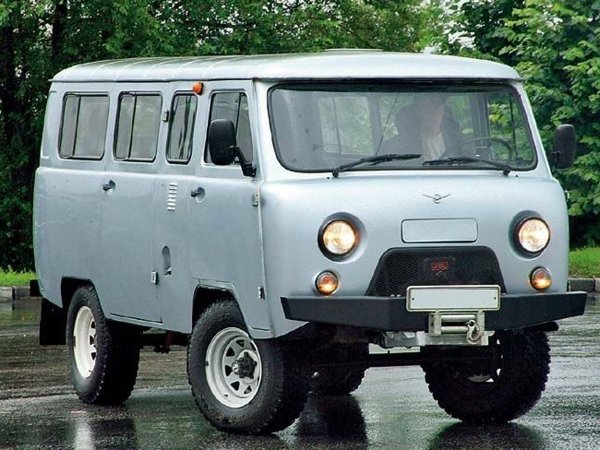 Автомобиль с маленькими колесами как Буханка индийский