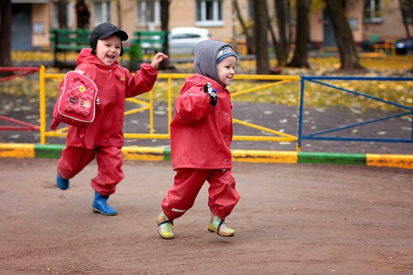 Малыши играют в догонялки