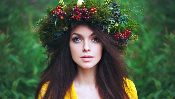 Девушка в венке из цветов