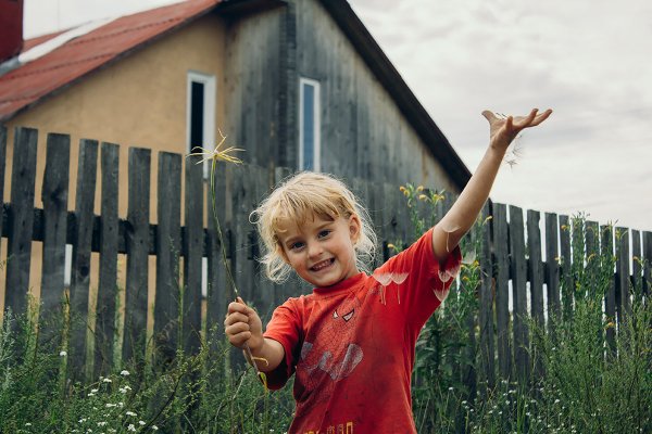 Счастливые дети в деревне