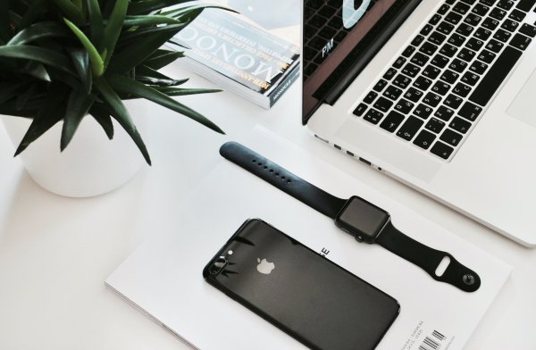 Аксессуары для гаджетов Apple