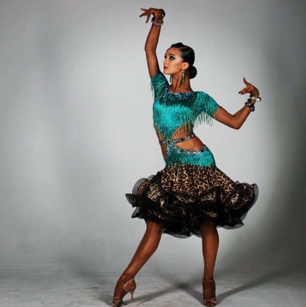 Танцовщицы латиноамериканских танцев