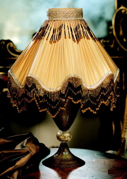 Настольная лампа с абажуром