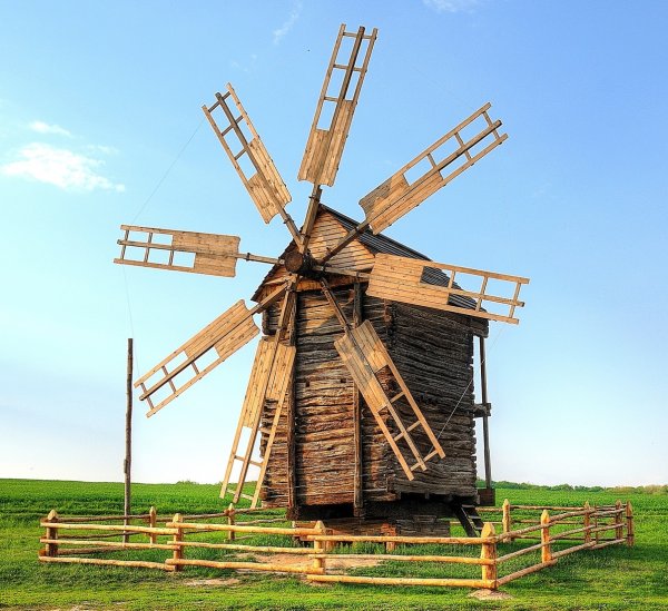 Мельница деревянная в поле