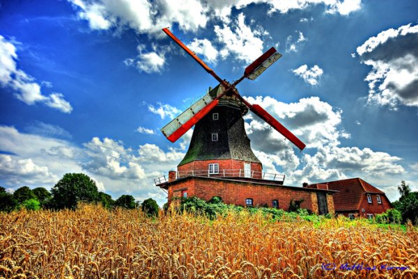 Мельница мелет зерно