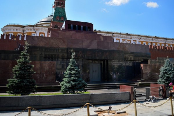 Ленин в мавзолее на красной площади