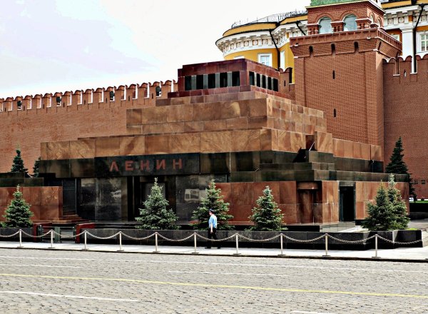 Мавзолей в.и Ленина на красной площади в Москве