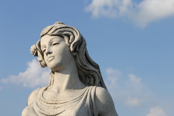 Античные скульптуры девушек