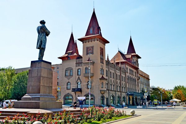 Рисунок консерватории города Саратова