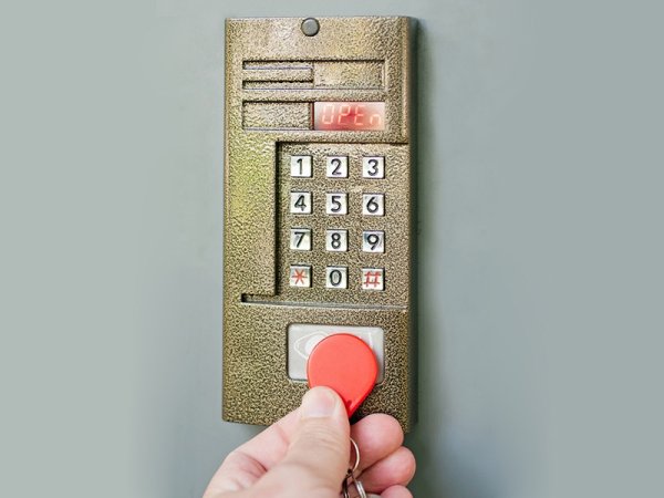 Замок Vizit 300 на двери подъезда