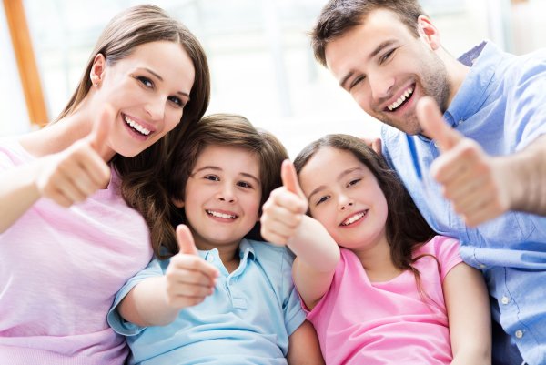 Счастливые дети и родители