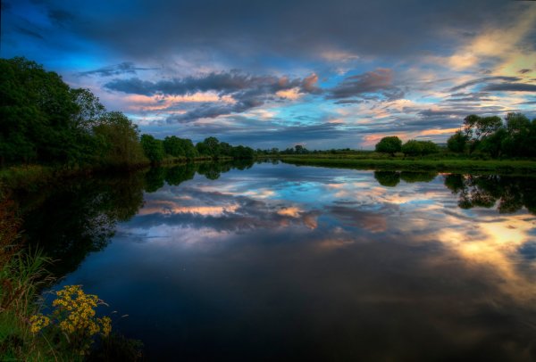 Красивая река