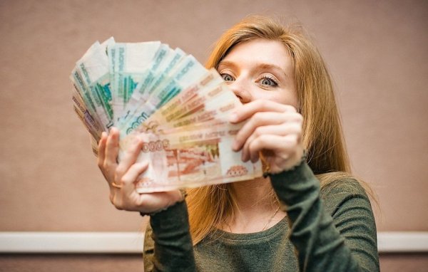 Девушка с рублями