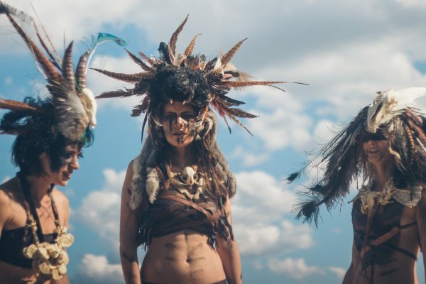 Две девушки дикари