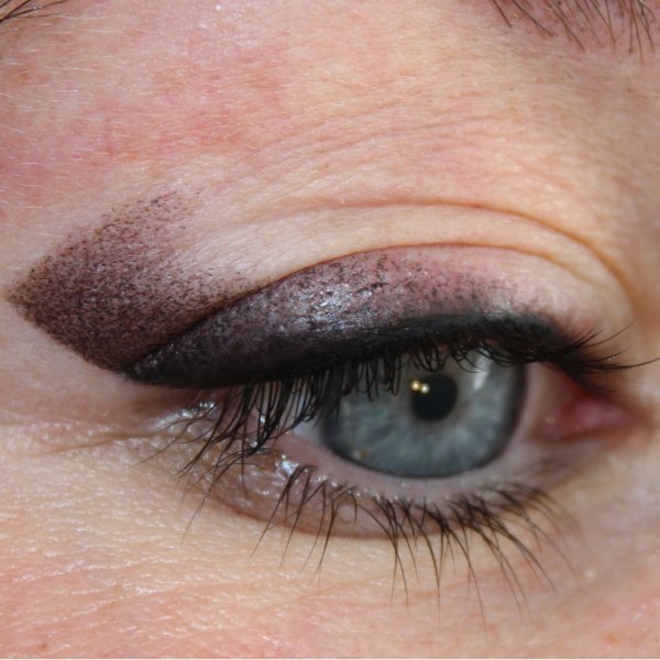 Стрелки с растушевкой перманентный макияж с нависшим веком