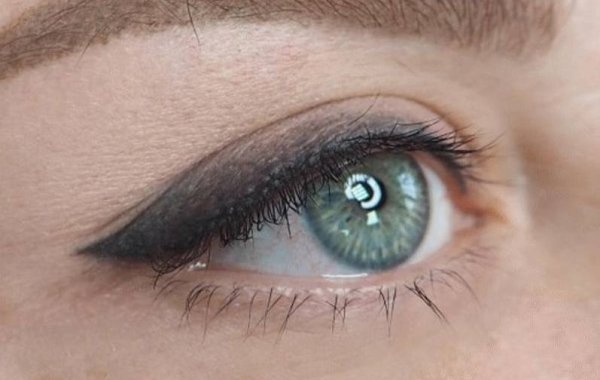 Татуаж стрелки на глазах с растушевкой