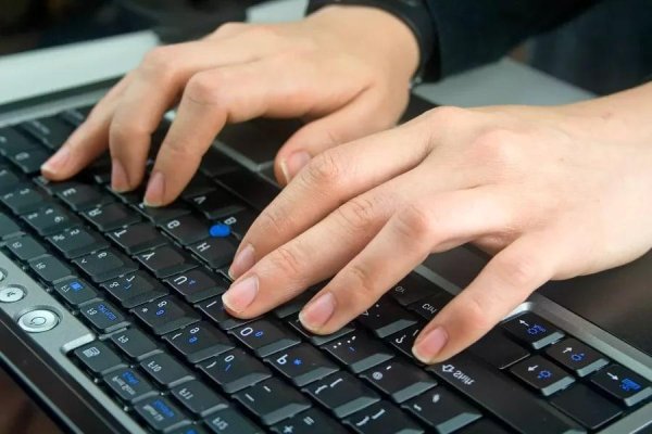 Руки печатают на клавиатуре
