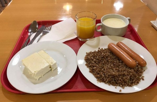 Завтрак в столовой