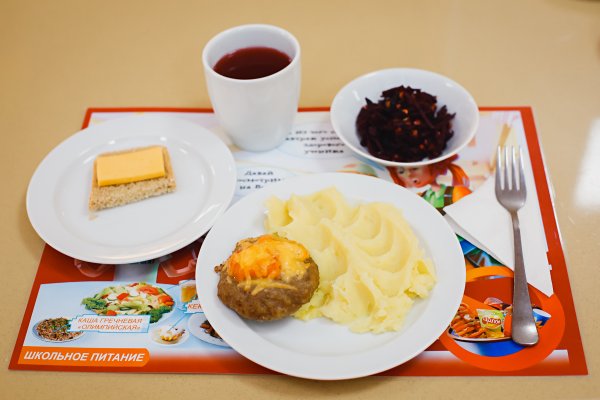 Еда в школьной столовой
