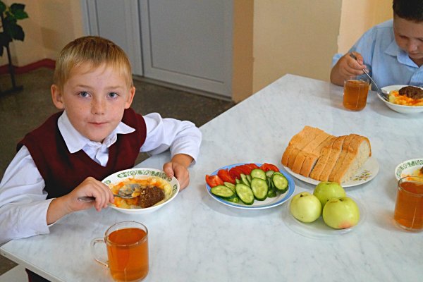 Школьники в столовой