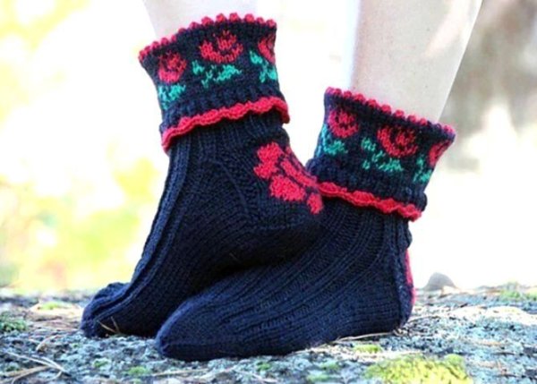 Необычные вязаные носочки с орнаментом
