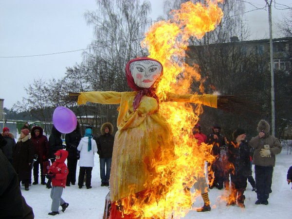 Сожжение чучела на Масленицу