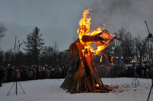 Масленица чучело в огне