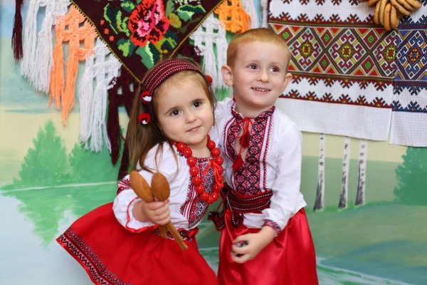 Дети в национальных костюмах