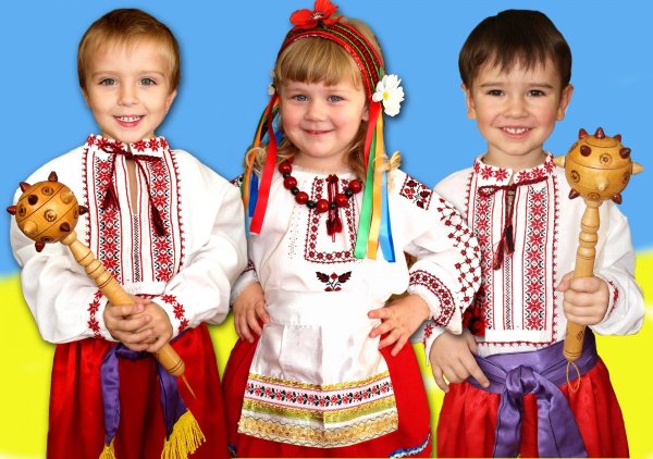 Дети в украинских национальных костюмах