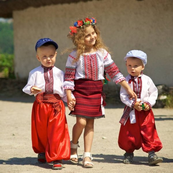 Дети в национальных костюмах