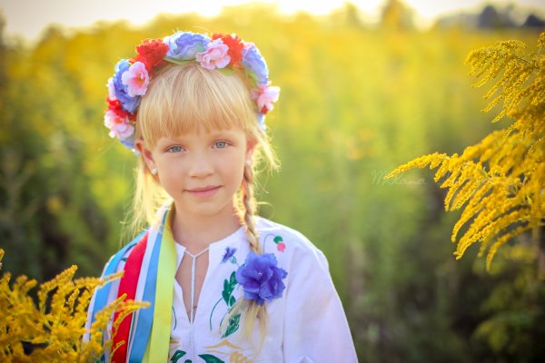 Девушка в украинском венке