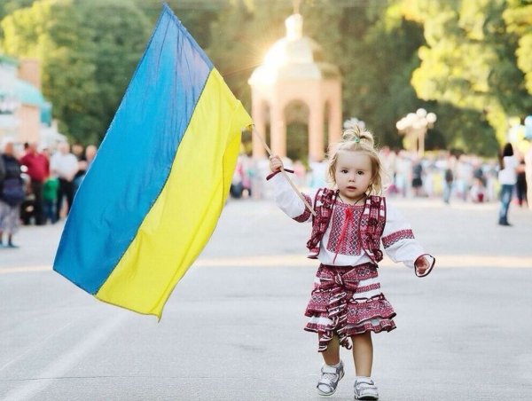Ребенок с флагом Украины