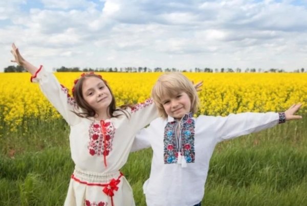 Дети в вышиванках